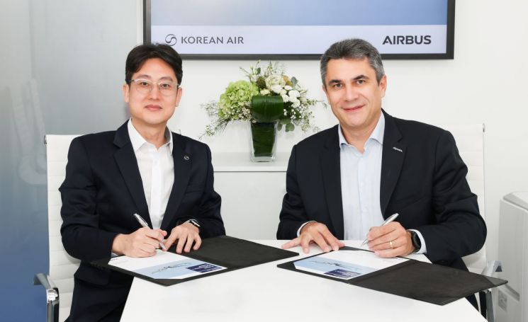 Korean Air signed a contract to adopt Airbus' data-driven advanced predictive maintenance solution on the 16th (local time) in London. The photo shows Oh Jong-hun, head of Korean Air's predictive maintenance team (left), and Fabrice Bjom, head of growth and innovation at Airbus Digital Services, taking a commemorative photo.