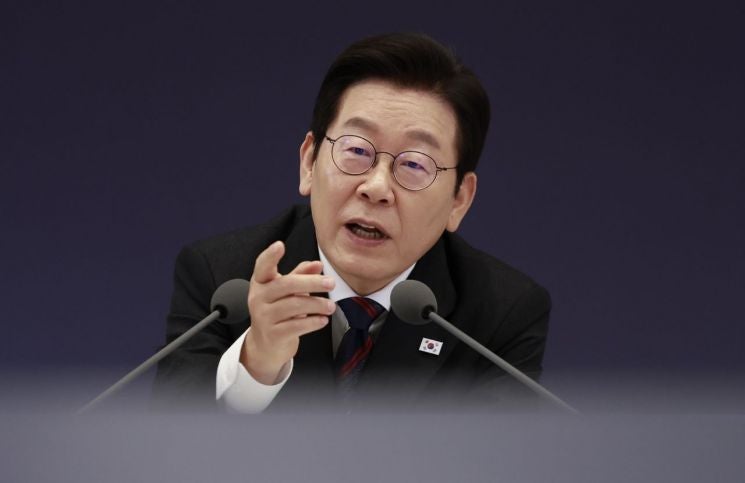 李대통령 "<b>여순사건</b> 신속하게 <b>진상규명</b>…책임있는 조치 취할 것"