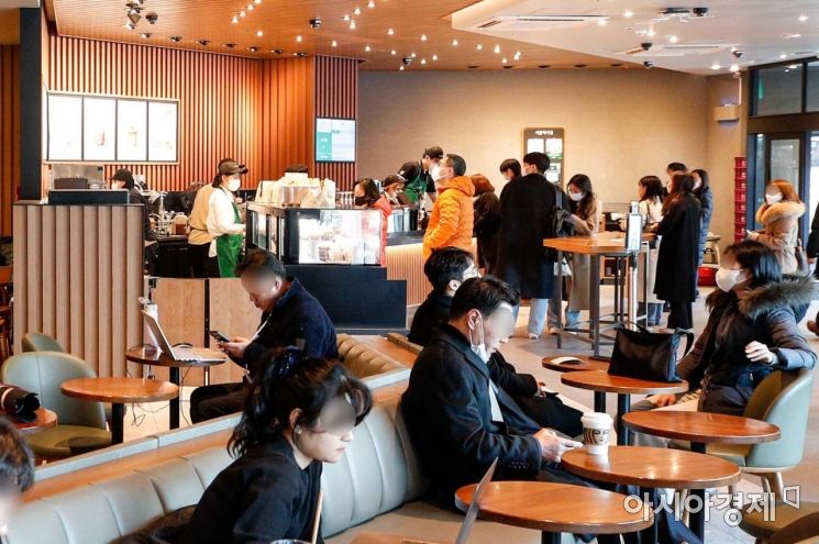 서울의 한 스타벅스 매장. 강진형 기자