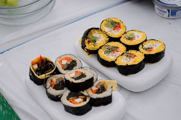 The Korea Tourism Organization stated on the 20th that the patterns of Korean food consumption by foreign tourists visiting Korea are evolving from traditional Korean foods like kimchi, bulgogi, and bibimbap to everyday foods such as ramen, kimbap, and street snacks.