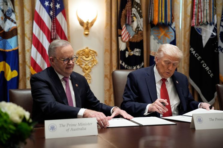 도널드 트럼프 미국 대통령은 20일(현지시간) 백악관에서 열린 앤서니 앨버니즈 호주 총리와의 정상회담 자리에서 85억달러 규모의 광물 협정에 서명하고 있다. UPI연합뉴스