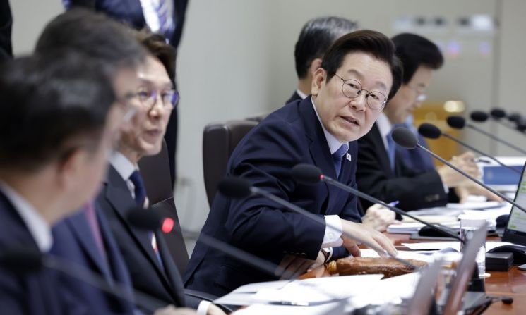 이재명 대통령 "<b>의료</b>대란은 일방적으로 밀어붙인 탓…국민 피해 커"