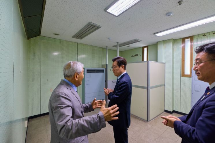 이재명 대통령이 21일 서울 용산구 민주화운동기념관(옛 남영동 대공분실)에서 이재오 민주화운동기념사업회 이사장의 설명을 듣고 있다. 연합뉴스