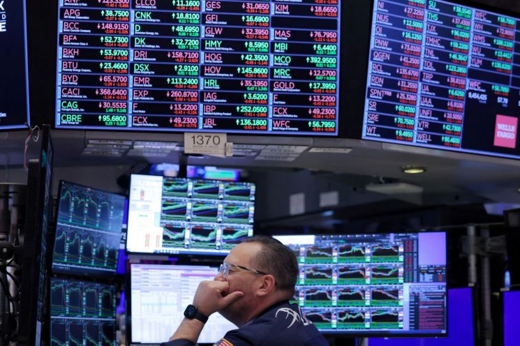 뉴욕증권거래소(NYSE) 거래장에서 일하는 트레이더의 모습. 로이터연합뉴스