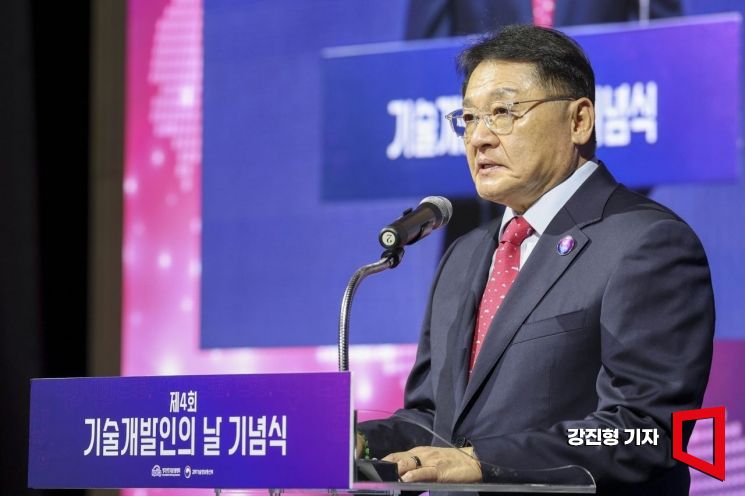 구자균 한국산업기술진흥협회 회장이 24일 서울 여의도 페어몬트 앰배서더호텔에서 열린 '제4회 기술개발인의 날 기념식'에 참석해 환영사 하고 있다. 2025.10.24 강진형 기자