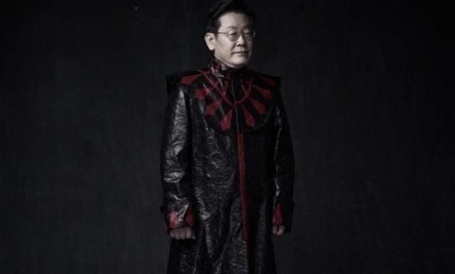 이재명 대통령, '마왕' <b>신해철</b> 무대의상 입은 이유
