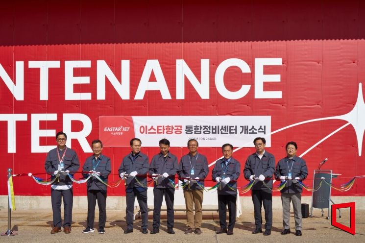 24ÀÏ ±èÆ÷±¹Á¦°øÇ׿¡¼ ÁøÇàµÈ À̽ºÅ¸Ç×°ø ÅëÇÕÁ¤ºñ¼¾ÅÍ °³¼Ò½Ä¿¡¼ Á¶Áß¼® ´ëÇ¥(¿À¸¥ÂÊ ³×¹øÂ°)¸¦ ºñ·ÔÇÑ ÀÓÁ÷¿øµéÀÌ ¸®º» Ä¿ÆÃÀ» Çϰí ÀÖ´Ù. À̽ºÅ¸Ç×°ø