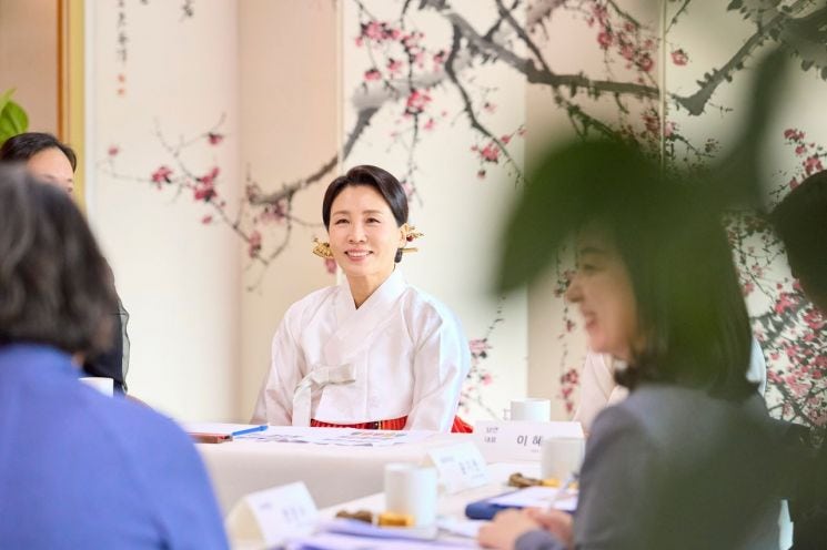 [경주APEC]<b>김혜경 여사</b>, <b>한복</b> 디자이너들 만나 "<b>한복</b>은 대표적 K-컬처"