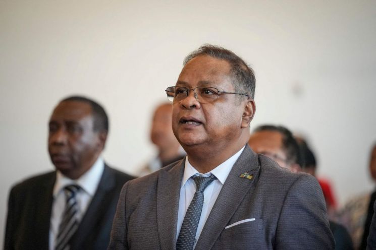 마다가스카르 새로 임명된 총리 헤린찰라마 라조아나리벨로가 2025년 10월 21일 안타나나리보 아노시의 상원 궁전에서 회의에 참석하고 있다. AFP연합뉴스