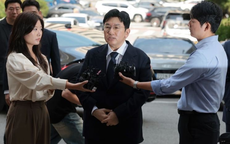 경찰, '1900억 <b>부당이득</b> 혐의' <b>방시혁</b> 2차 소환 조사