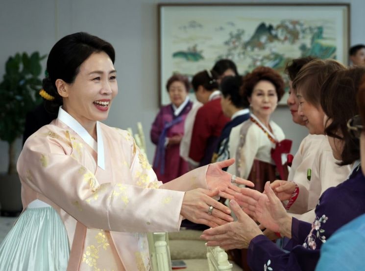 <b>재일</b><b>부인회</b> 만난 <b>김혜경 여사</b> "조국의 버팀목, 헌신과 애정 기억할 것"