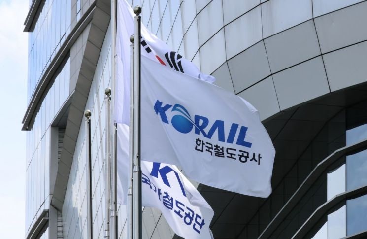 경의중앙선 <b>용산역</b> 무정차 통과…<b>화물열차 궤도 이탈</b>