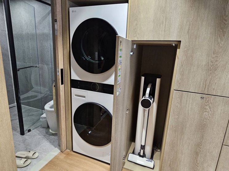 LG전자 김제 스마트코티지 '듀오 맥스 45'의 내부 1층 모습. 트롬 오브제컬렉션 위시타워와 코드제로 청소기가 내장돼 있다. 사진 박준이 기자.