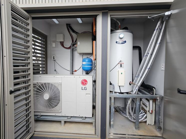 LG전자 김제 스마트코티지 '듀오 맥스 45' 외부에 설치돼 있는 '일체형 시스템 보일러'와 온수 탱크 모습. 사진 박준이 기자.