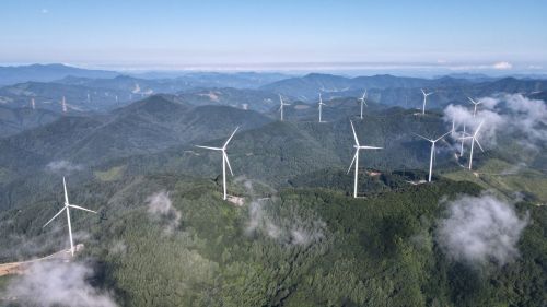 태백가덕산풍력발지 단지를 항공 촬영한 모습. 해발 고도 1078m인 가덕산 고지에 1단계 12기, 2단계 5기의 풍력발전기가 총 11km 길이로 설치돼 있다. 태백가덕산풍력발전