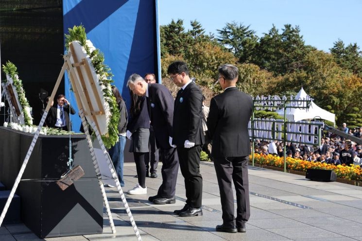 이중근 부영 회장, <b>유엔 참전용사 추모</b>식 국민대표 헌화