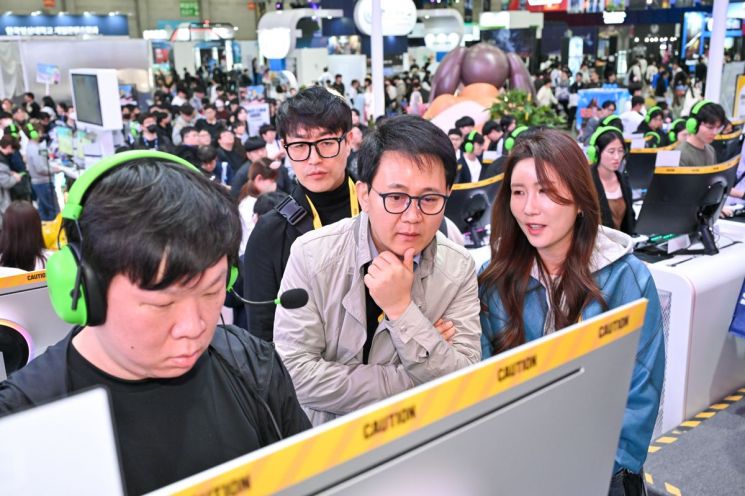 방준혁 넷마블·코웨이 의장이 14일 부산 벡스코에서 열린 '지스타 2025' 제1전시장 내 부스를 살펴보고 있다. 넷마블 제공