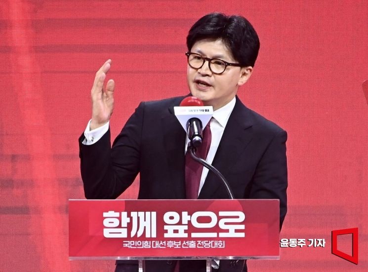 "야수답게 하자"…<b>한동훈</b>, <b>조국</b>에 또 공개<b>토론</b> 제안