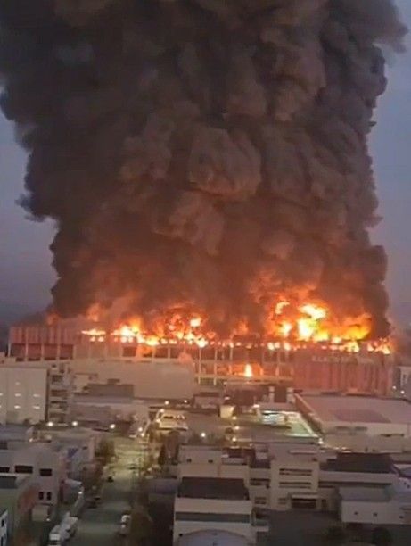 15일 오전 충남 천안 동남구 풍세면 이랜드패션 물류센터에서 불이 나 검은 연기가 하늘로 치솟고 있다. 연합뉴스