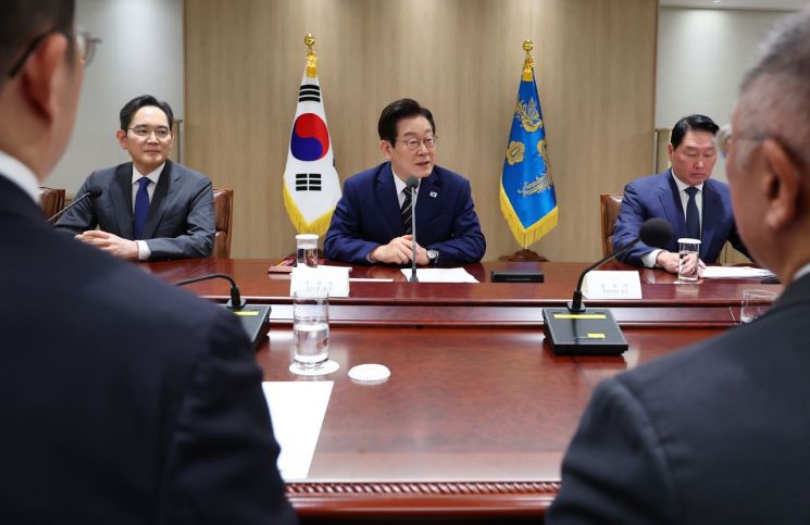 이재명 대통령이 16일 용산 대통령실에서 열린 한미 관세협상 후속 민관 합동회의에서 발언하고 있다. 가운데부터 시계방향으로 이재명 대통령, 최태원 SK그룹 회장, 정의선 현대차그룹 회장, 구광모 LG그룹 회장, 이재