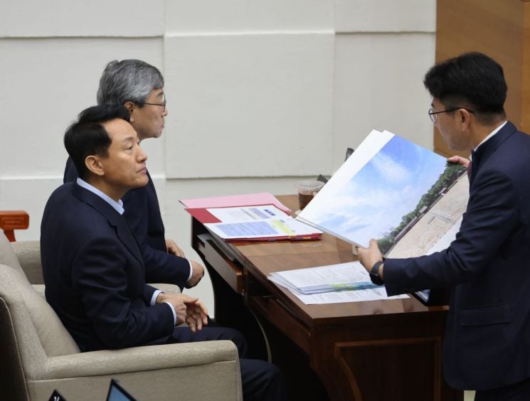 與 표적 된 <b>한강버스</b>…'<b>오세훈</b> 흠집내기' 가속