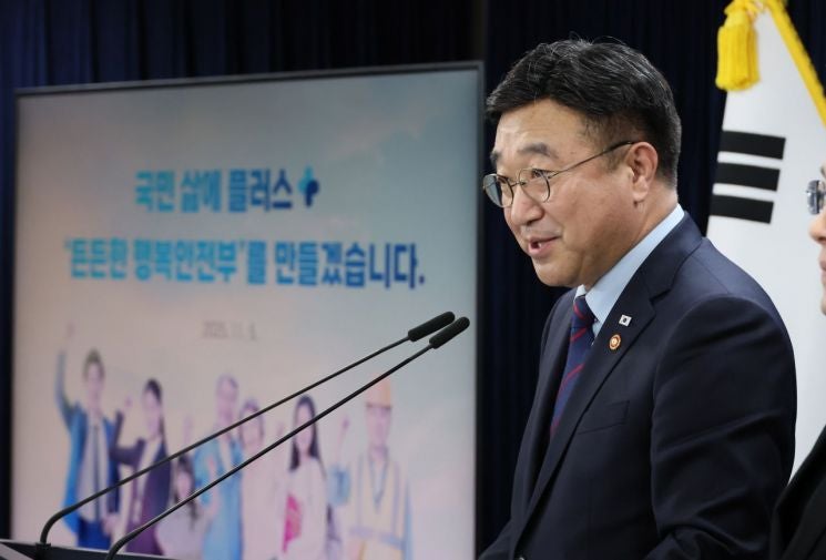 <b>윤호중</b>, <b>지방자치</b> 비전 발표…"국세 <b>지방</b>세 비율 7:3 추진"