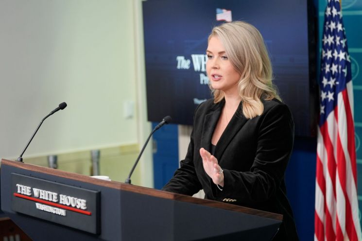캐롤라인 레빗 백악관 대변인이 기자들의 질문을 받고 있다. AP연합뉴스.