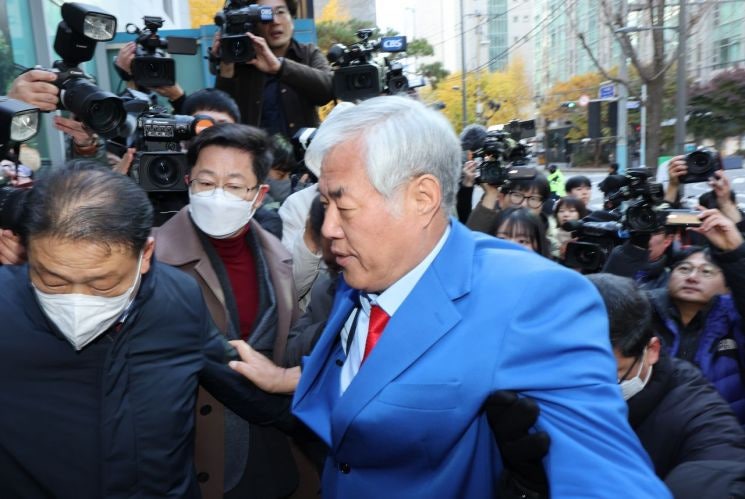 '<b>서부지법</b> 폭력 <b>난동</b> 배후 혐의' <b>전광훈</b> 목사 경찰 재출석