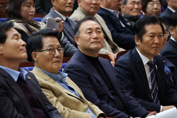 22일 나주 한국에너지공대 대강당에서 진행된 특별강연에 더불어민주당 주철현(사진 왼쪽부터), 박지원, 김원이 의원, 정청래 당 대표가 참석해 무대행사를 지켜보고 있다. 민주당전남도당 제공