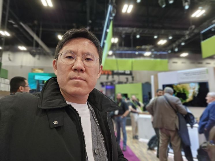 김영재 서강대 컴퓨터공학과 교수가 SC25 전시장을 둘러보고 있다. 김영재 교수 제공