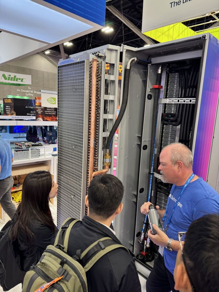 미국의 서버기업 델은 SC25 전시장에 초대형 냉각 장비와 결합한 시스템을 전시했다. 사진=백종민 테크 스페셜리스트