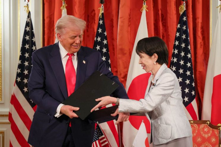 지난 10월28일 도쿄 영빈관에서 양자 정상회담에 참석한 도널드 트럼프 미국 대통령과 다카이치 사나에 일본 총리의 모습. UPI연합뉴스