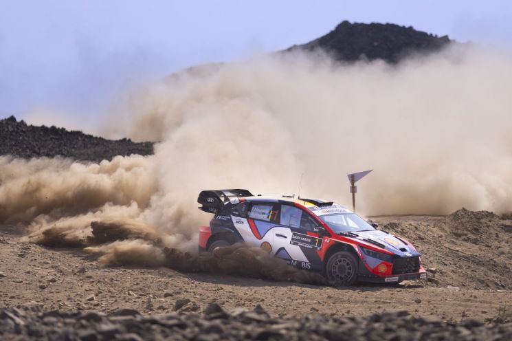 2025 WRC 사우디 아라비아 랠리에서 질주하는 현대차 월드랠리팀 'i20 N Rally1' 차량. 현대차 제공