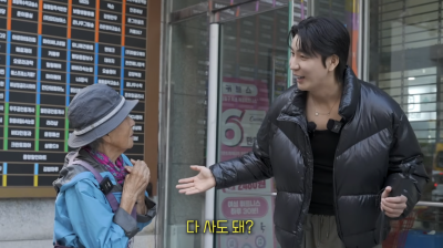 폐지 줍는 할머니에 '무제한 카드' 건네자…"진짜 다 사도 돼?" 선행 화제