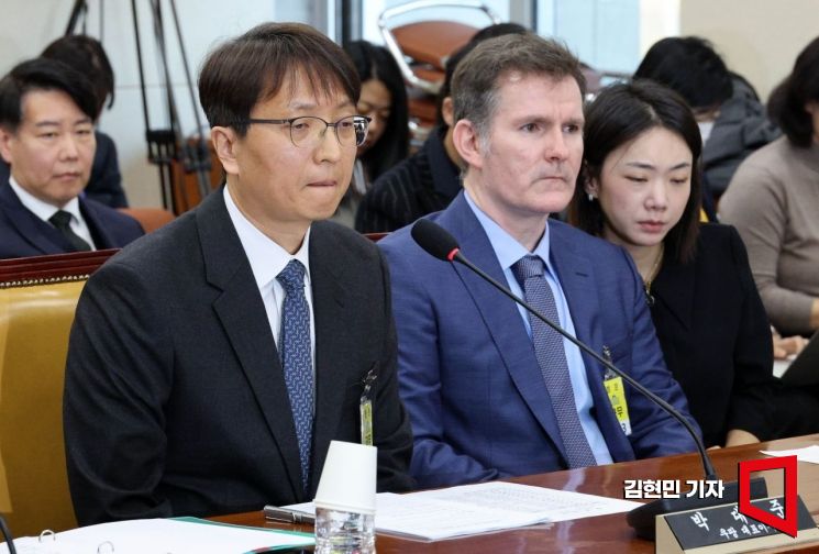 박대준 쿠팡 대표가 2일 국회 과학기술정보방송통신위원회 전체회의에서 열린 현안질의에 출석해 질의에 답하고 있다. 김현민 기자