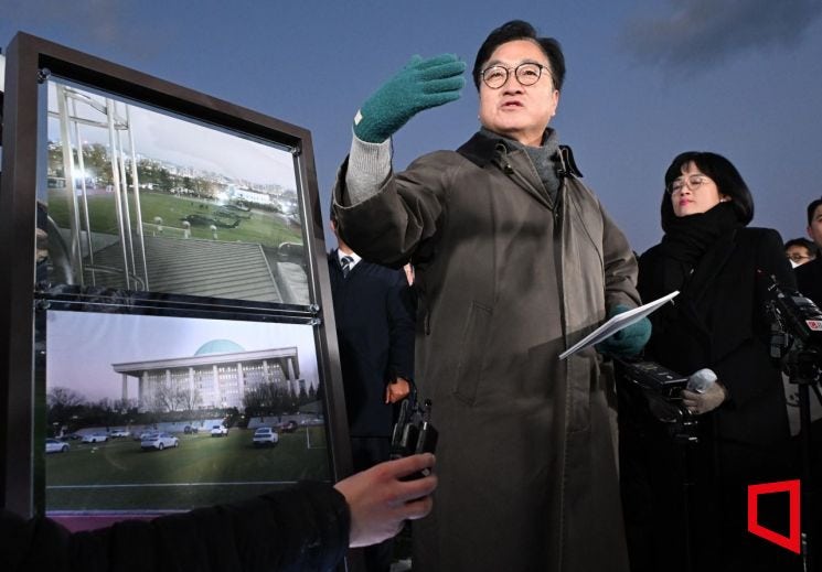 [포토] 비상<b>계엄</b> 당시 <b>국회</b> 운동장 상황 설명하는 <b>우원식</b> <b>의장</b>