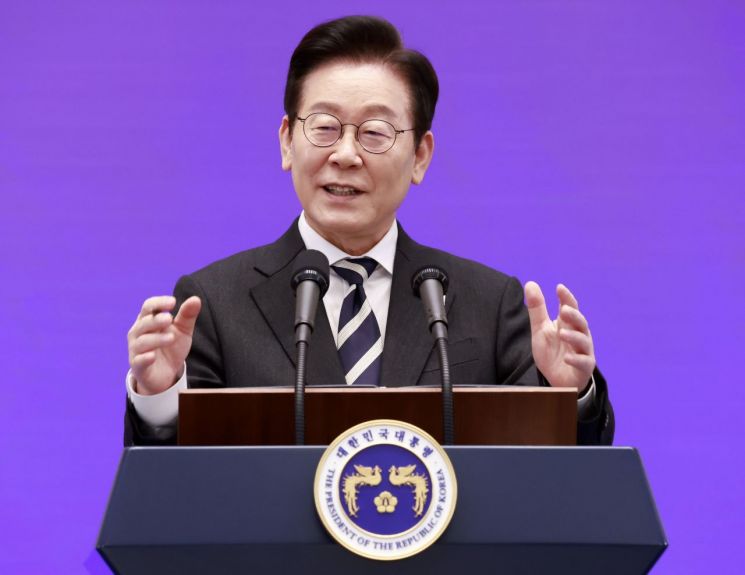 이재명 대통령이 3일 청와대 영빈관에서 열린 '새롭게 선 민주주의, 그 1년' 외신 기자회견에서 취재진 질문에 답하고 있다. 대통령실통신사진기자단 연합뉴스