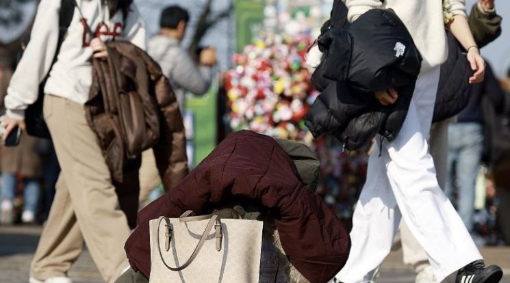 절기인 대설(大雪)인 7일 서울 남산을 찾은 시민이 겉옷을 들고 이동하고 있다. 연합뉴스