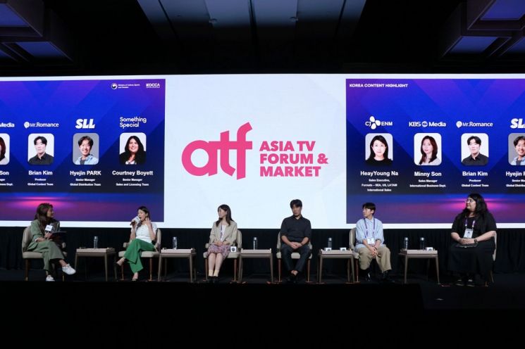 원본보기  한국콘텐츠진흥원은 지난 3일부터 5일까지 싱가포르에서 열린 'ATF 2025'에서 'K콘텐츠&포맷 쇼케이스'를 선보였다.