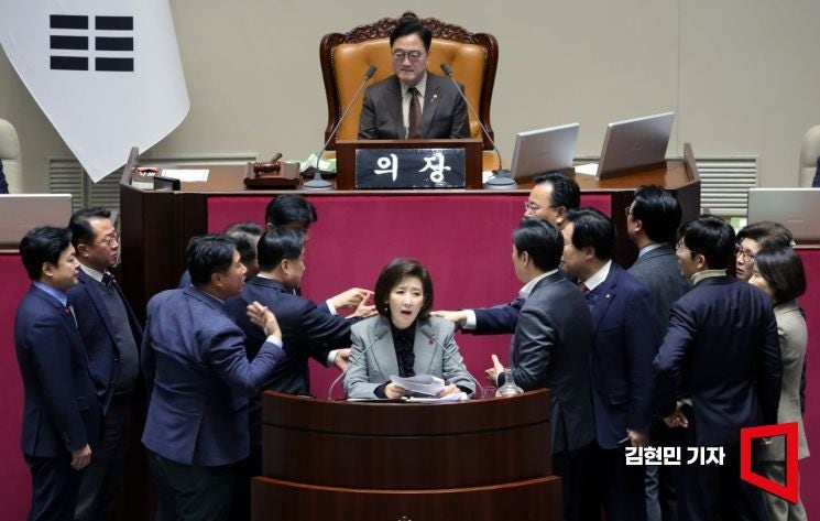 나경원 <b>필리버스터</b> 중 마이크 끈 우원식…與 "국회 무시" 野 "의장 폭거...
