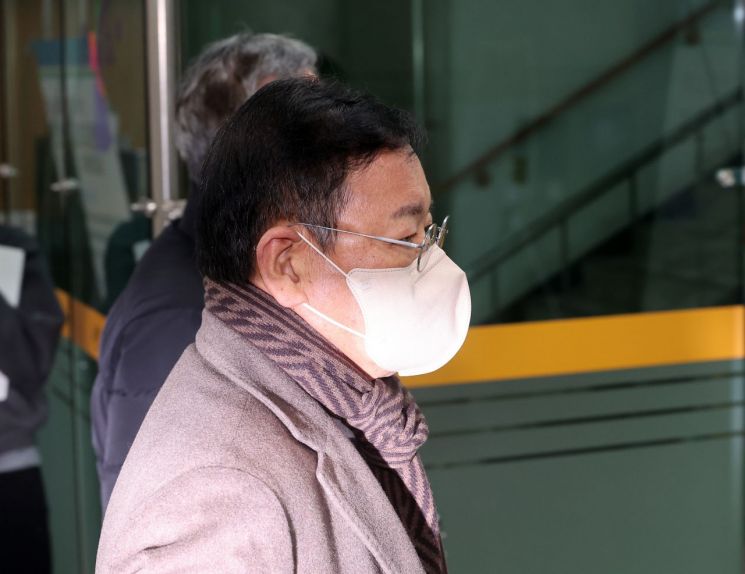 안부수 아태평화교류협회장이 10일 서울 서초구 서울중앙지방법원에서 열린 구속 전 피의자 심문(영장실질심사)에 출석하고 있다.연합뉴스