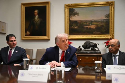 도널드 트럼프 미국 대통령(가운데)이 10일(현지시간) 백악관 루즈벨트룸에서 열린 라운드테이블에서 발언하고 있다.AFP연합뉴스