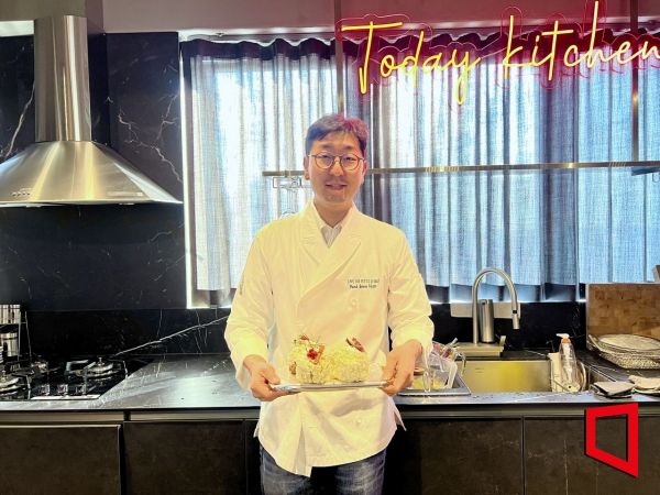 9일 오후 서울 강남구 신사동에서 박준우 셰프가 애슐리퀸즈와 콜라보한 메뉴를 들고 기념촬영을 하고 있다.한예주 기자