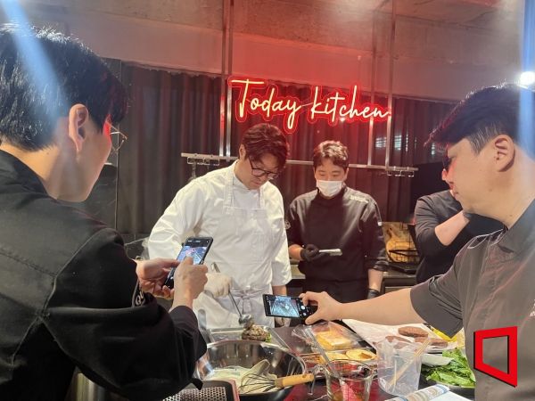 9일 오후 서울 강남구 신사동에서 오세득 셰프가 애슐리퀸즈와 콜라보한 메뉴를 이랜드이츠 직원들에게 교육하고 있다.한예주 기자