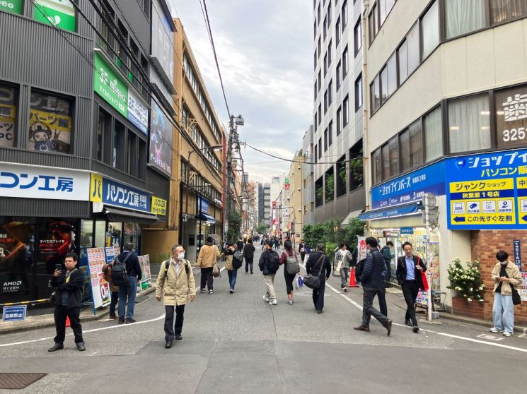 도쿄 아키하바라의 골목길을 걷고 있는 사람들의 모습.로이터연합뉴스