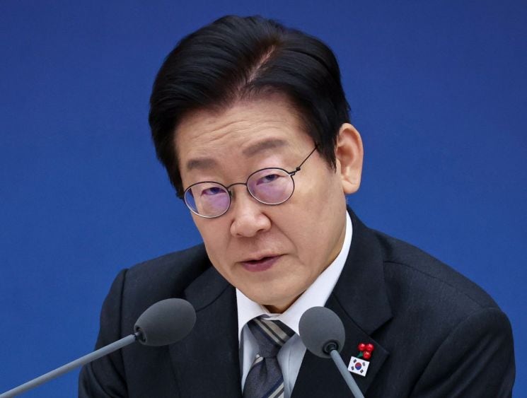 李대통령, <b>개인정보</b> 유출 <b>과징금</b> 상향 지시…"회사 망한다 생각 들게"