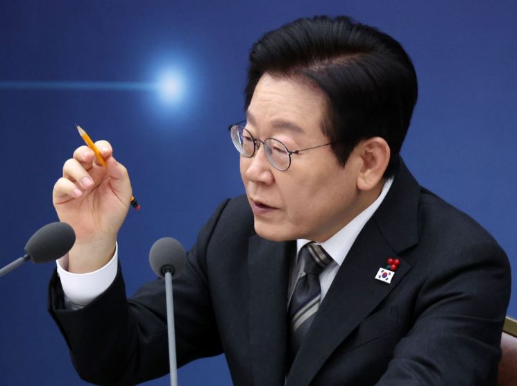 이재명 대통령이 12일 세종시 정부세종컨벤션센터에서 열린 과학기술정보통신부,우주항공청 업무보고에서 발언하고 있다.연합뉴스 제공