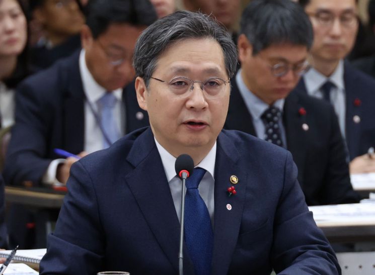 윤영빈 우주항공청장이 12일 세종시 정부세종컨벤션센터에서 열린 과학기술정보통신부,우주항공청 업무보고에서 업무보고를 하고 있다.연합뉴스 제공