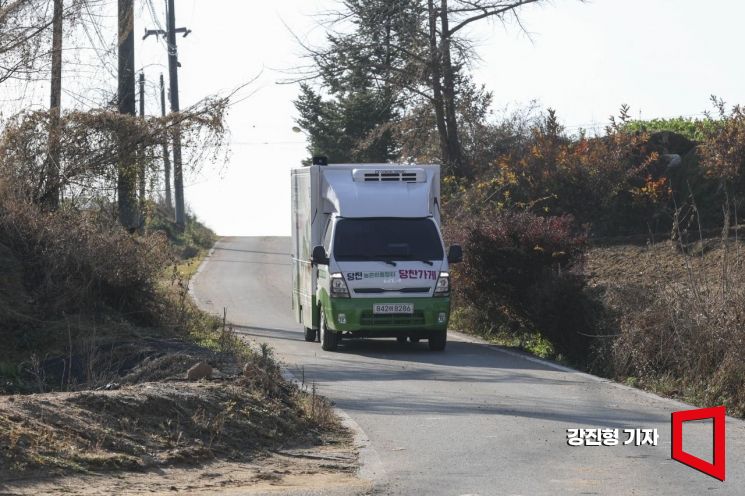 1일 충남 당진 합덕읍 도곡1리에서 가가호호 찾아가는 당진농촌이동장터 트럭이 마을회관으로 들어서고 있다.강진형 기자