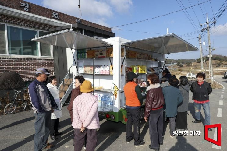 1일 충남 당진 합덕읍 도곡1리마을회관에 마련된 가가호호 찾아가는 당진농촌이동장터를 찾은 주민들이 물품을 구매하고 있다.강진형 기자